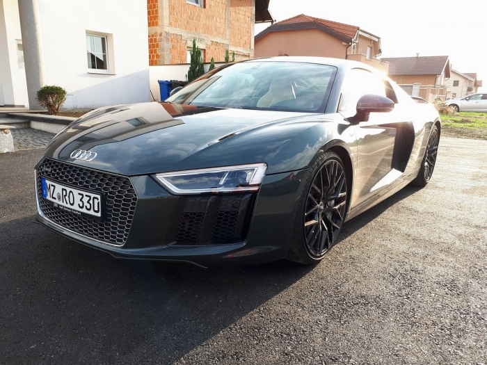 R8 V10 Plus