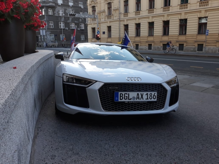 R8 V10 Plus