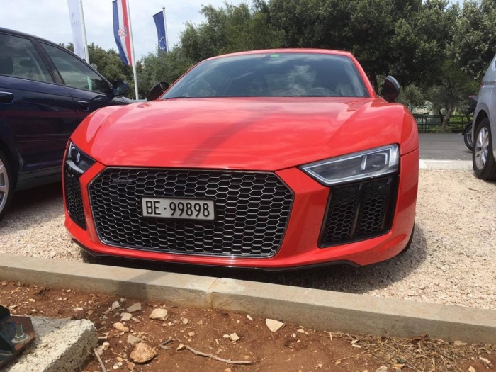 R8 V10 Plus