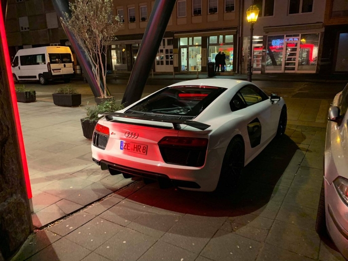 R8 V10 Plus