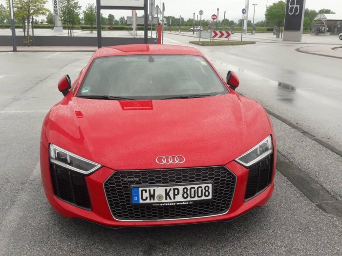 R8 V10