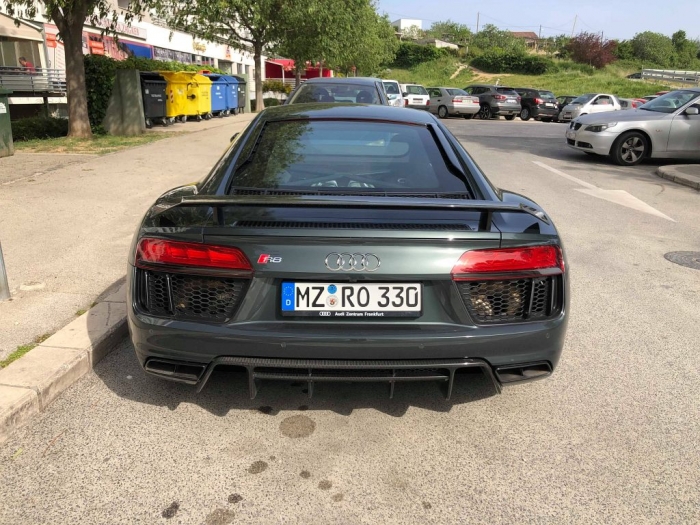 R8 V10 Plus