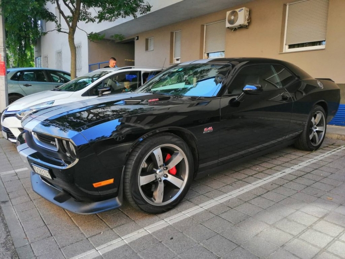 Challenger SRT8