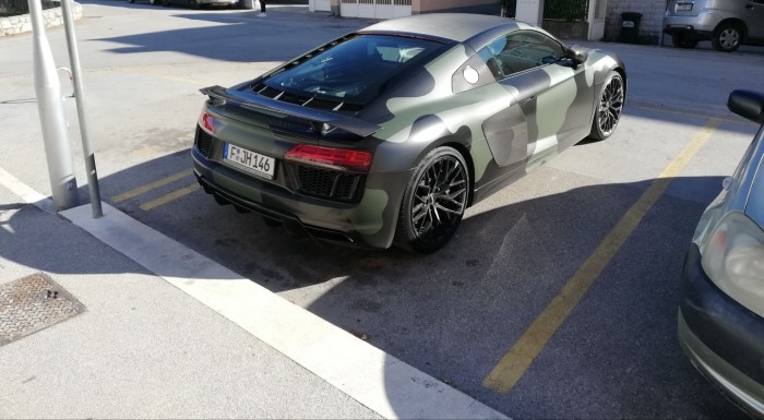 R8 V10 Plus