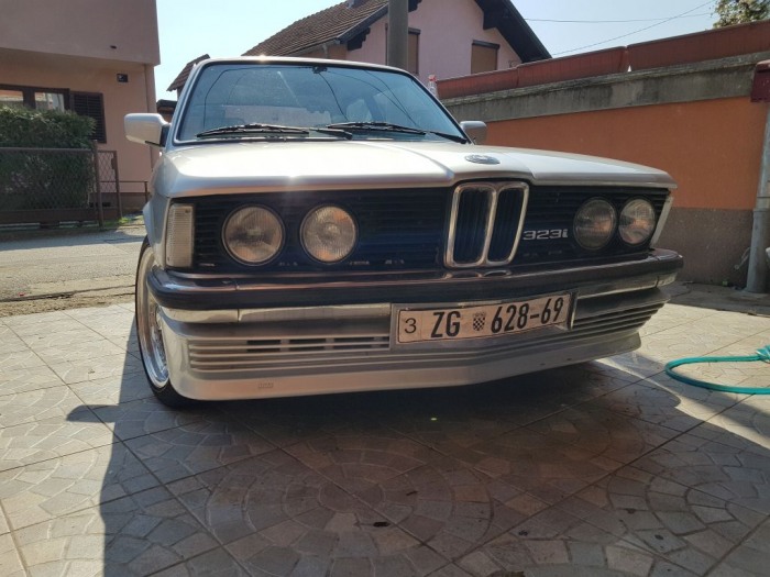 323i