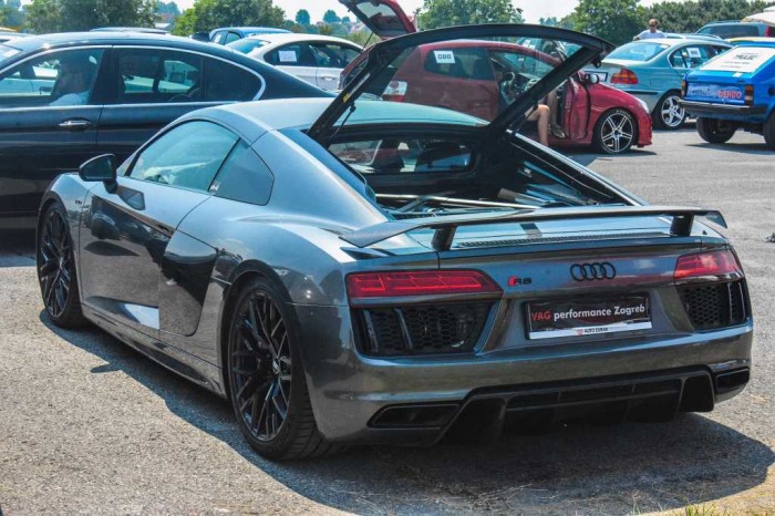 R8 V10 Plus