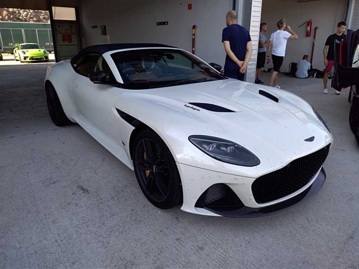 DBS Superleggera Volante