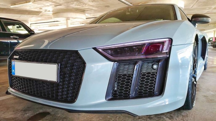 R8 V10 Plus