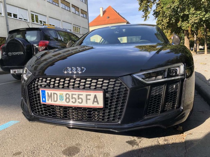 R8 V10 Plus