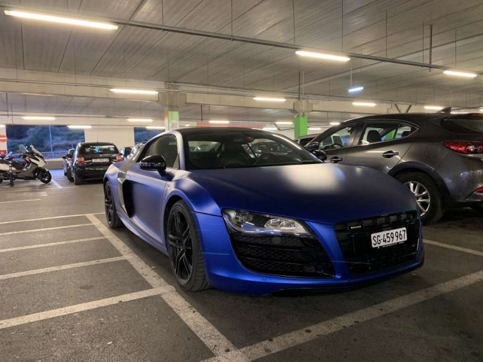 R8 V10