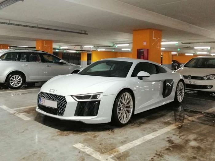 R8 V10