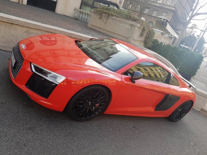 R8 V10 Plus