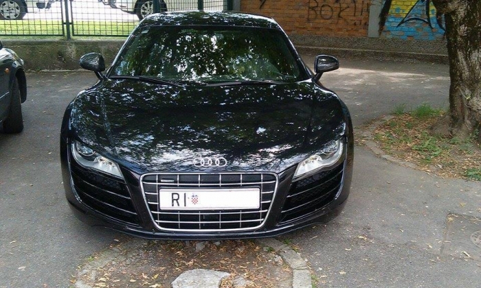 R8 V10