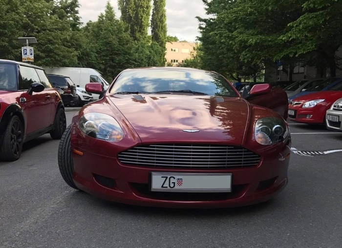 DB9