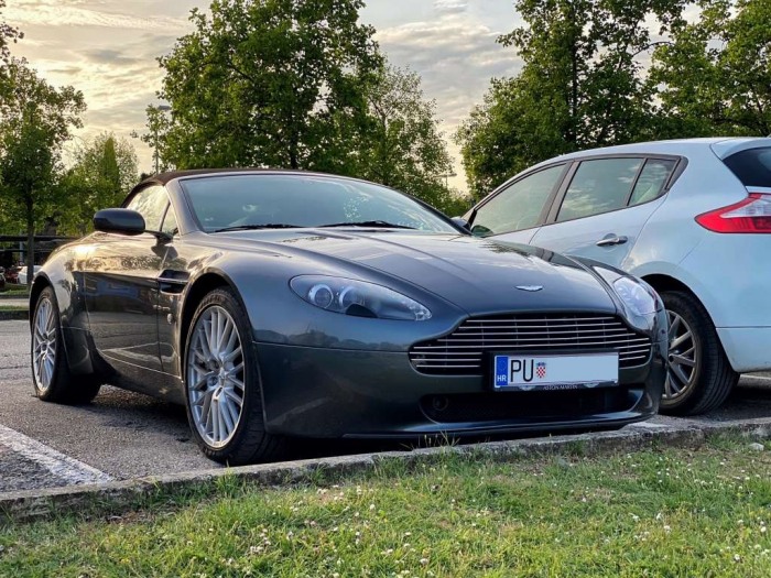 V8 Vantage Roadster