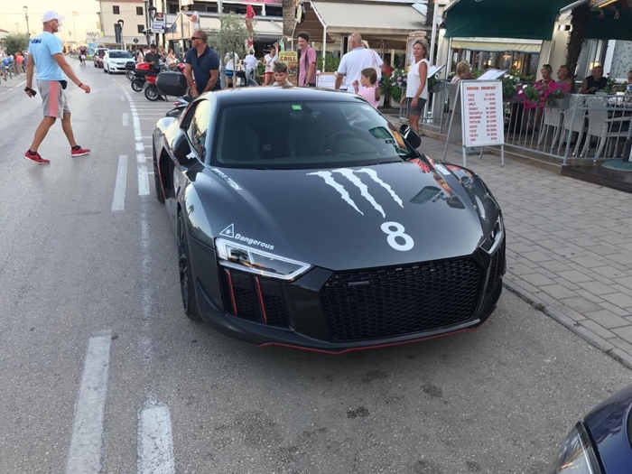 R8 V10 Plus