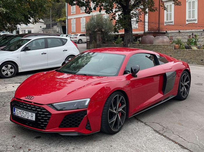 R8 V10