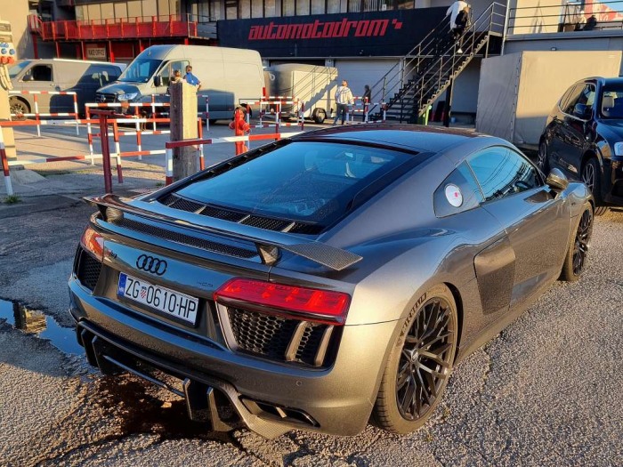 R8 V10 Plus